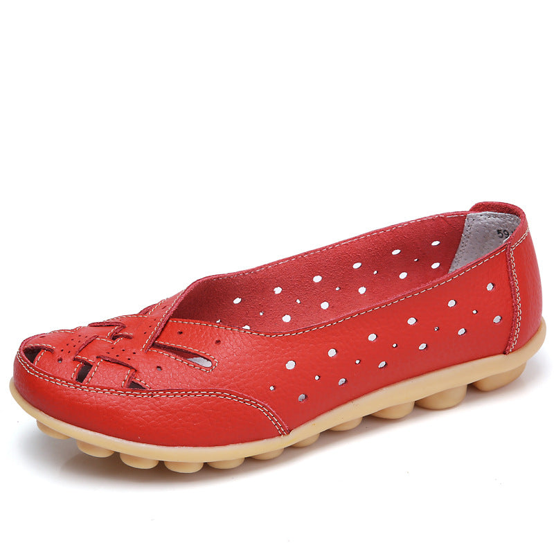 Chaussure femme rouge en cuir, semelle beige, design perforé à pois, style décontracté, confort optimal, idéale pour la marche quotidienne.