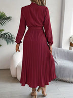 Layla - solid-colored dress with a high collar and pleated waist for fall