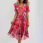 Robe d'été rouge à fleurs pour femme, manches courtes, col en V, tissu fluide, style décontracté et élégant, idéale pour la saison estivale.