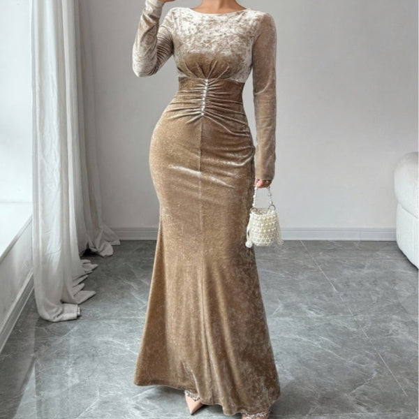 Robe longue velours beige à taille marquée et perles
