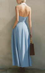 Robe longue bleu ciel, encolure drapée et taille cintrée