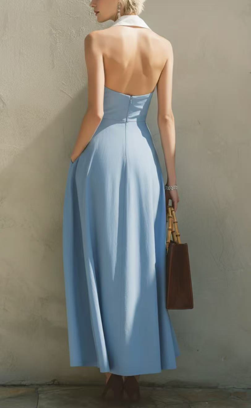 Robe longue bleu ciel, encolure drapée et taille cintrée