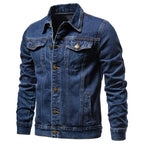 Veste en jean bleu pour homme, style classique, boutons métalliques, poches poitrine, couture contrastée, mode décontractée, tendance automne.