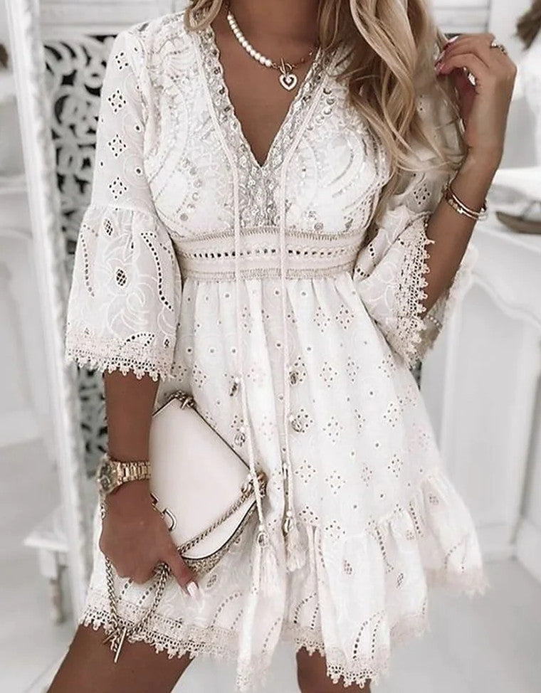 Robe courte col en V et pompons ajourés brodés