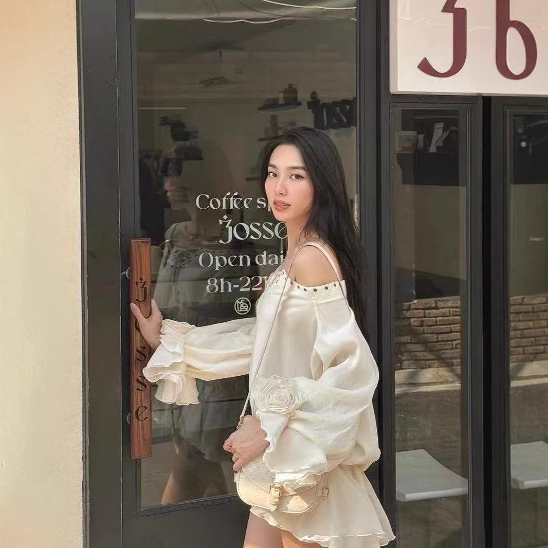 Loose-fitting short dress with bell sleeves and high waist