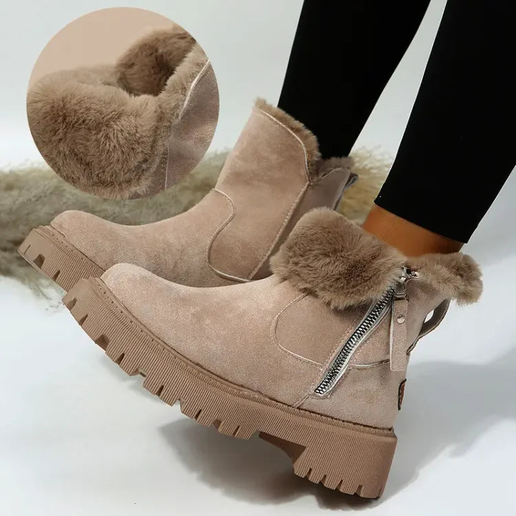 Bottes d'hiver beiges en daim avec doublure en fausse fourrure, fermeture éclair latérale et semelle épaisse antidérapante. Chaussures chaudes et confortables.
