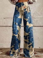 Pantalon en jean évasé à motifs floraux bleus, taille haute, style vintage. Mode femme, tendance rétro, imprimé floral audacieux.