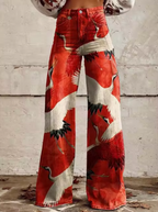 Pantalon large rouge avec motif de grues blanches et rouges, style vintage, mode tendance, fond mural texturé.