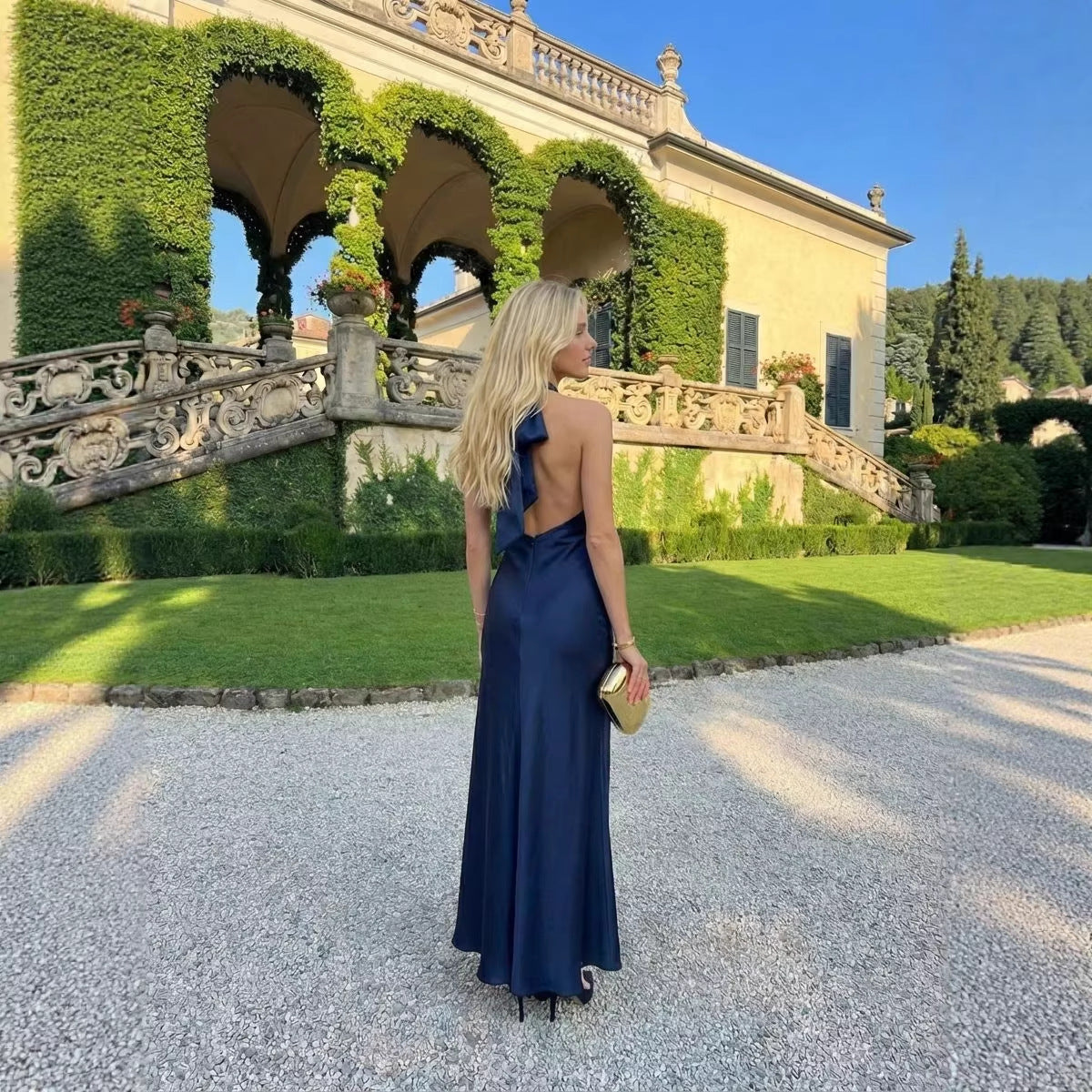 Robe longue satin dos nu à noeuds
