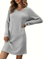 Robe pull femme grise à manches longues, col en V, tricot côtelé, style décontracté, mode automne-hiver, élégante et confortable.