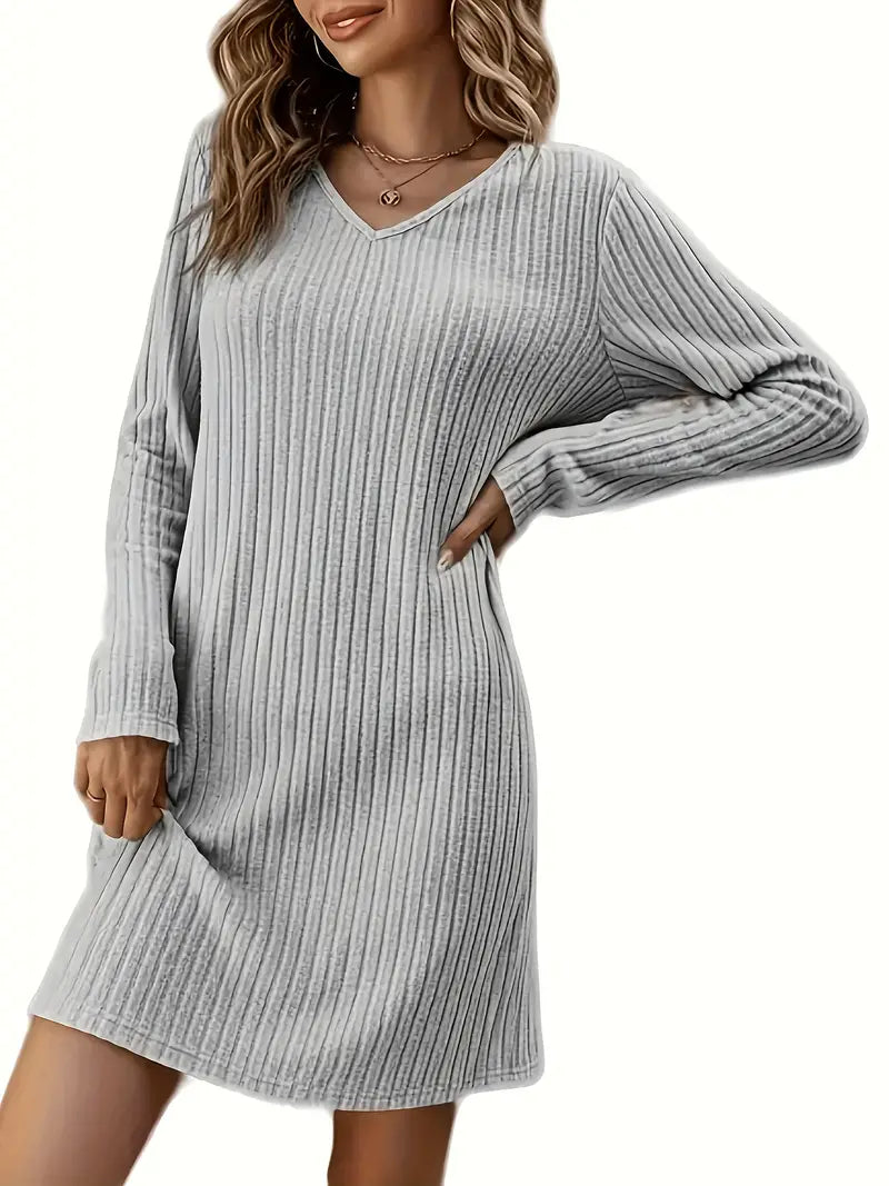 Robe pull femme grise à manches longues, col en V, tricot côtelé, style décontracté, mode automne-hiver, élégante et confortable.