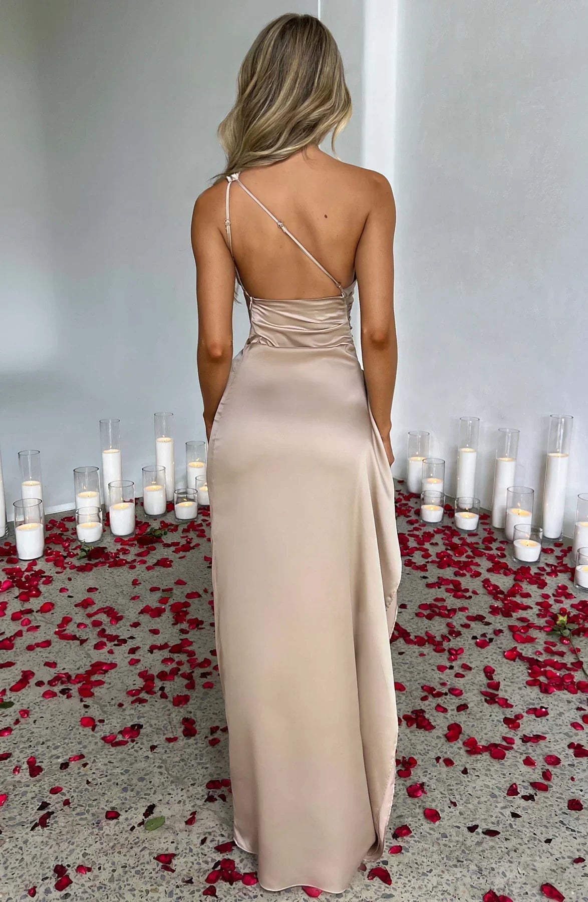 Robe fendue plissée en satin à une épaule - Édition Automne