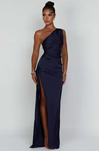 Robe de soirée longue bleu marine asymétrique avec fente haute, élégante et chic, idéale pour événements formels et occasions spéciales.
