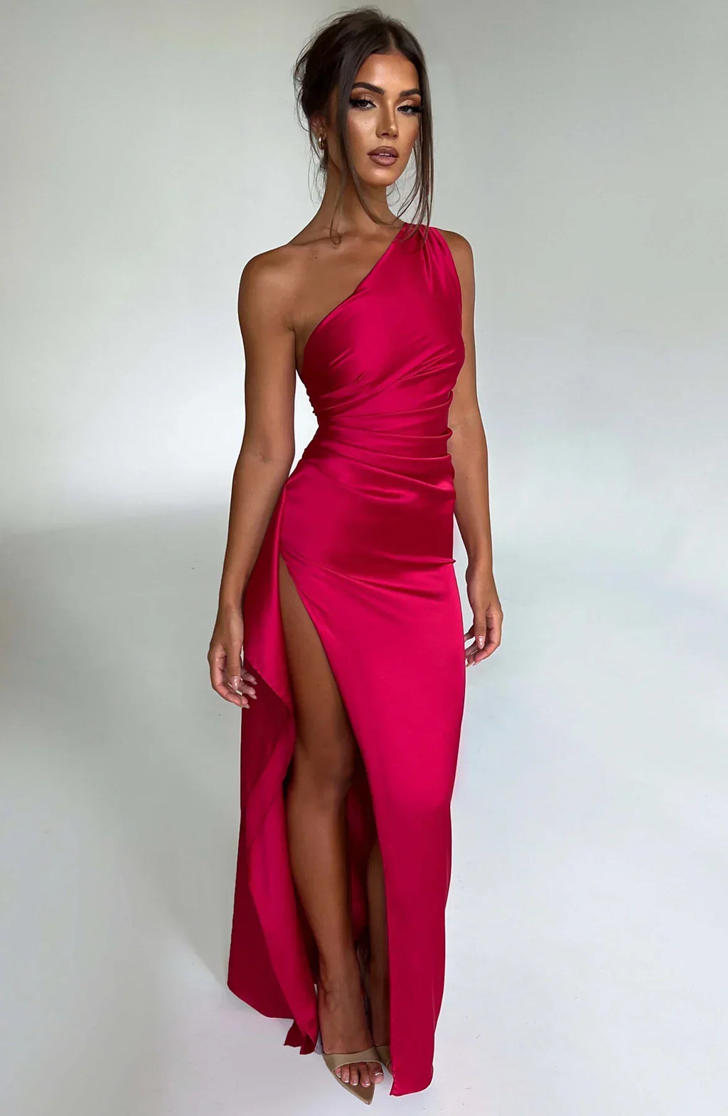 Robe longue rouge asymétrique en satin avec fente haute, élégante et moderne, idéale pour soirées et événements formels.