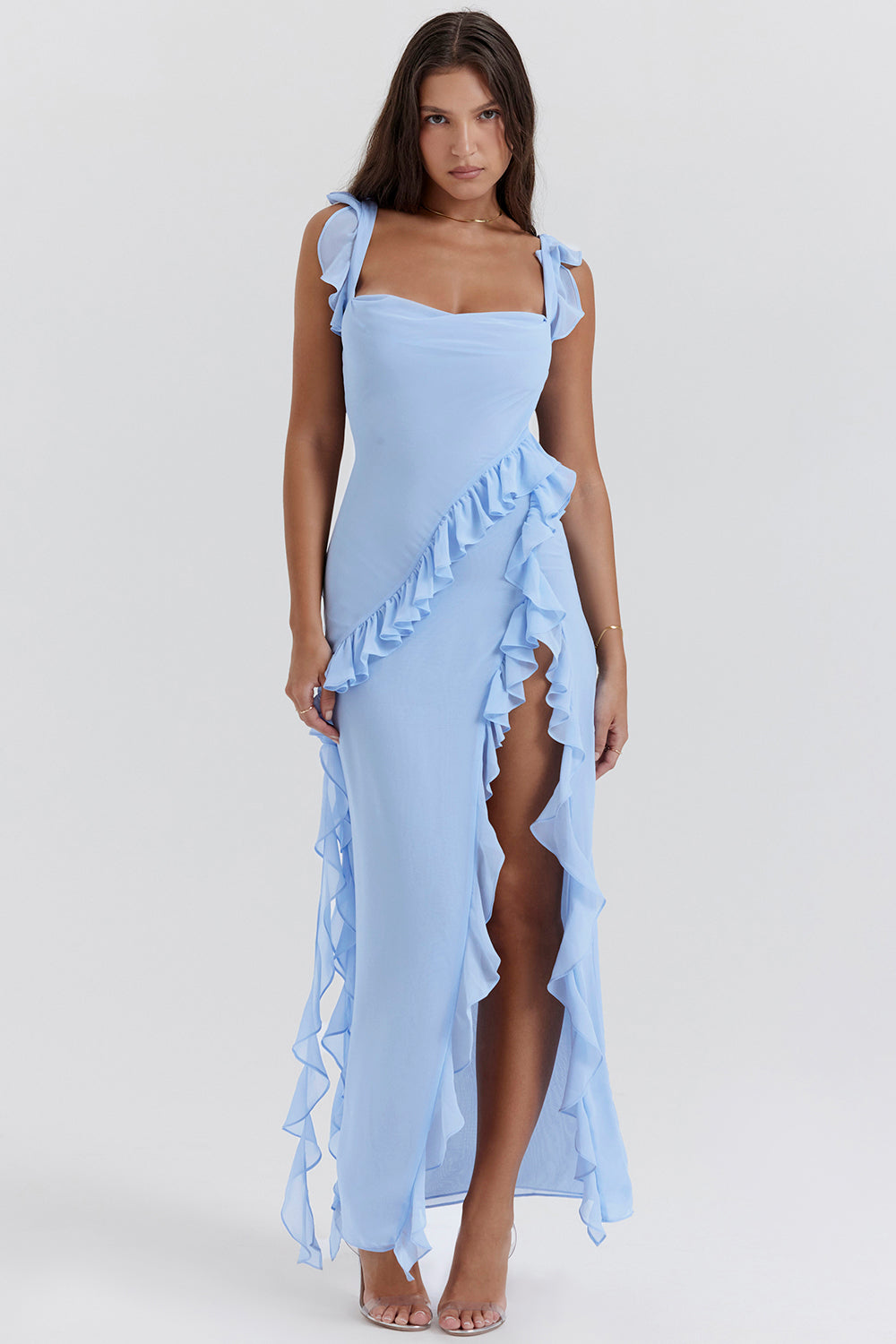 Robe longue bleue à volants, fente latérale, portée par une femme. Mode élégante, tenue de soirée, style chic et tendance.