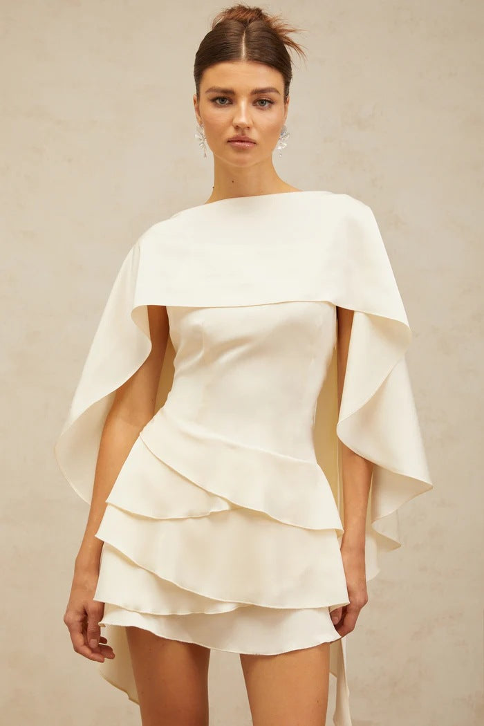 Ensemble deux-pièces asymétrique avec lacets et cape