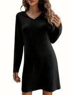 Robe noire à manches longues, col en V, en velours côtelé, portée par une femme. Mode élégante, tenue automne-hiver, style chic et moderne.