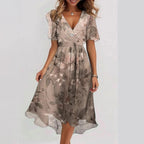 Robe d'été fleurie pour femme, manches courtes, décolleté en V, tissu léger et fluide, idéale pour la mode estivale et les occasions décontractées.