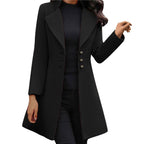 Manteau noir élégant pour femme, coupe longue, col à revers, boutons décoratifs, style chic et moderne, idéal pour l'automne et l'hiver.