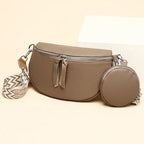 Sac banane en cuir beige avec pochette ronde assortie et bandoulière à motif zigzag. Accessoire mode tendance pour femme, pratique et élégant.