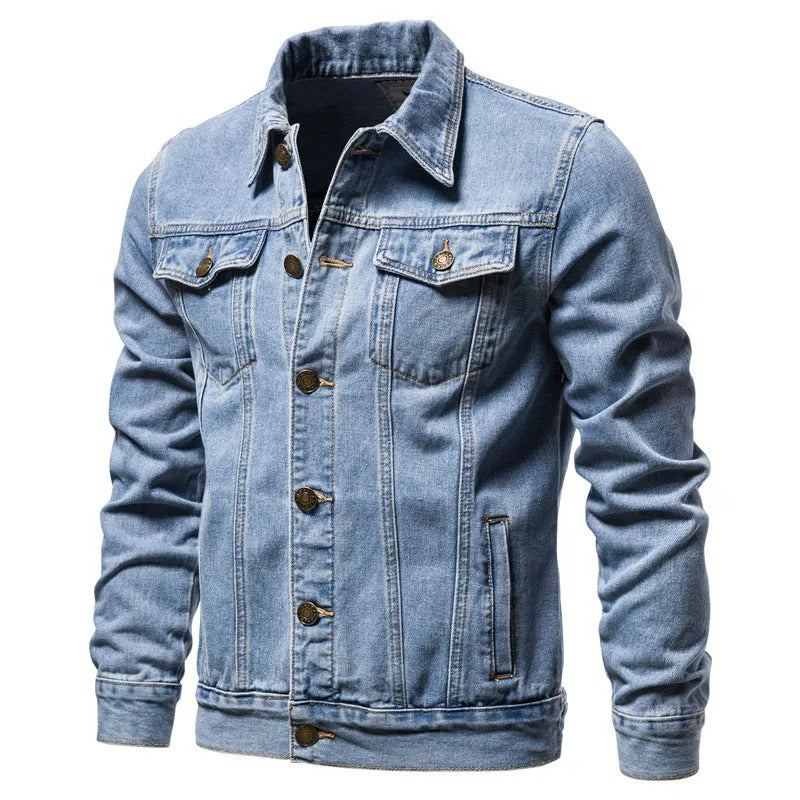 Veste en jean bleu clair pour homme, style classique avec boutons en métal, poches poitrine, manches longues. Mode décontractée tendance.