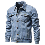Veste en jean bleu clair pour homme, style classique avec boutons en métal, poches poitrine, manches longues. Mode décontractée tendance.