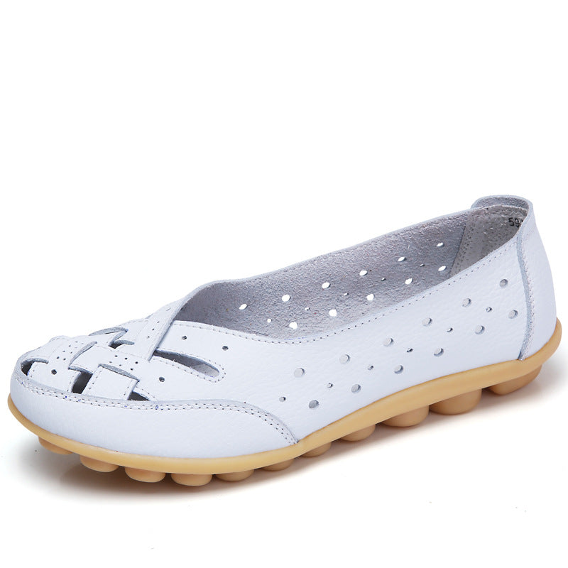 Ballerine blanche en cuir perforé pour femme avec semelle beige antidérapante, design confortable et élégant, idéale pour l'été.