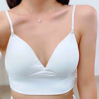 Femme portant un soutien-gorge blanc sans armature, bretelles fines, décolleté en V, collier délicat. Mode féminine, lingerie confortable.
