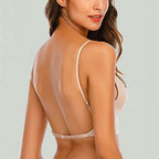 Femme portant un soutien-gorge dos nu beige, bretelles fines, cheveux ondulés. Lingerie élégante, mode féminine, confort quotidien.