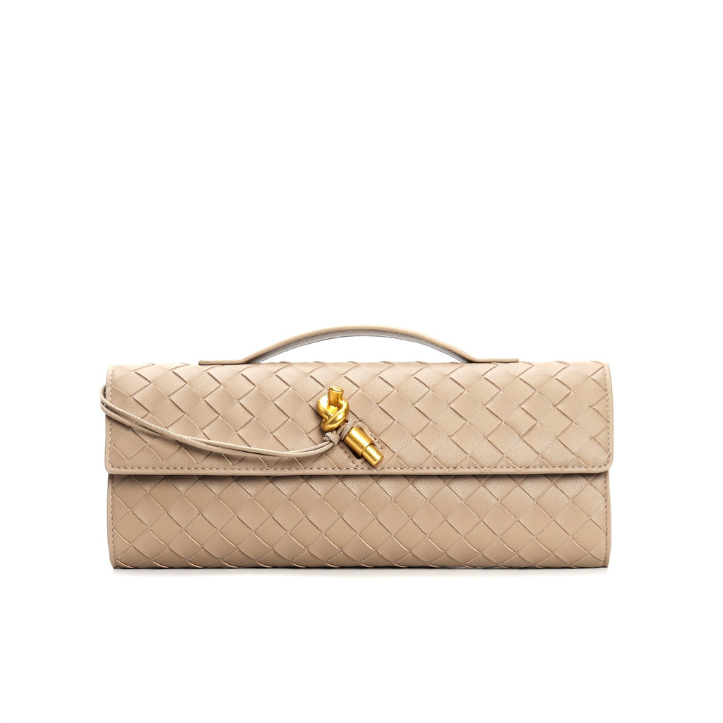 Sac à main en cuir beige tressé avec fermoir doré, design élégant et moderne. Accessoire de mode luxueux pour femme, style chic et sophistiqué.