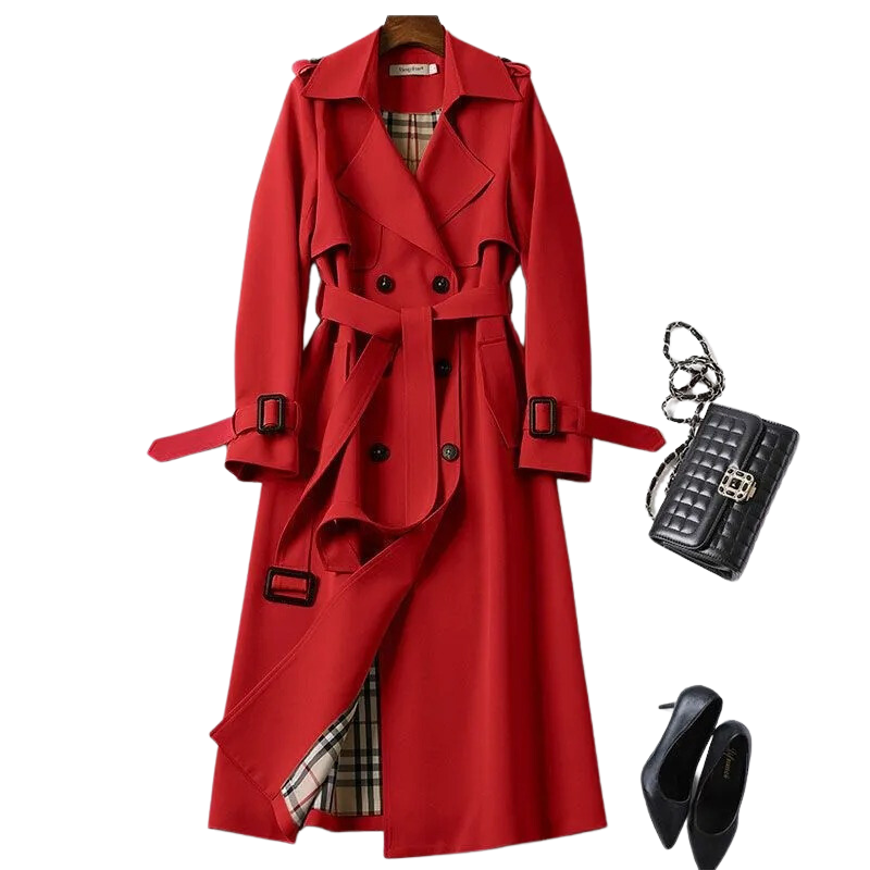 Manteau trench rouge élégant avec doublure à carreaux, accompagné d'un sac à main noir et de talons noirs. Mode automne chic et tendance.
