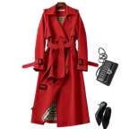 Manteau trench rouge élégant avec doublure à carreaux, accompagné d'un sac à main noir et de talons noirs. Mode automne chic et tendance.
