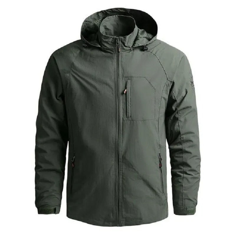 Veste imperméable verte pour homme avec capuche, poches zippées, idéale pour randonnée et activités extérieures. Style moderne et fonctionnel.