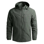 Veste imperméable verte pour homme avec capuche, poches zippées, idéale pour randonnée et activités extérieures. Style moderne et fonctionnel.