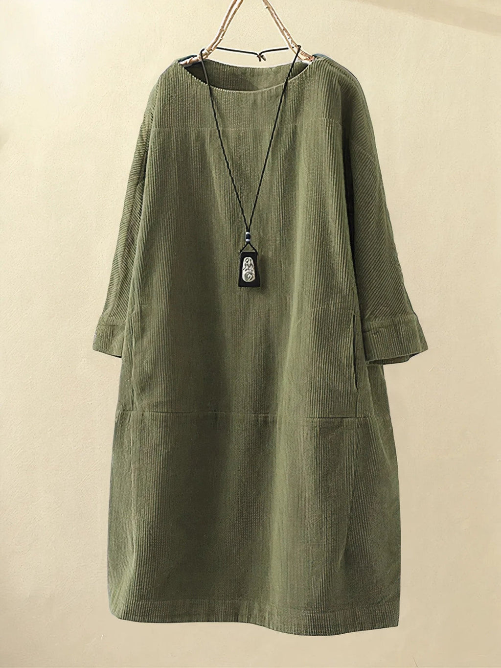 Robe en velours côtelé vert olive suspendue, manches longues, col rond, style décontracté. Mode automne-hiver, vêtement féminin élégant.