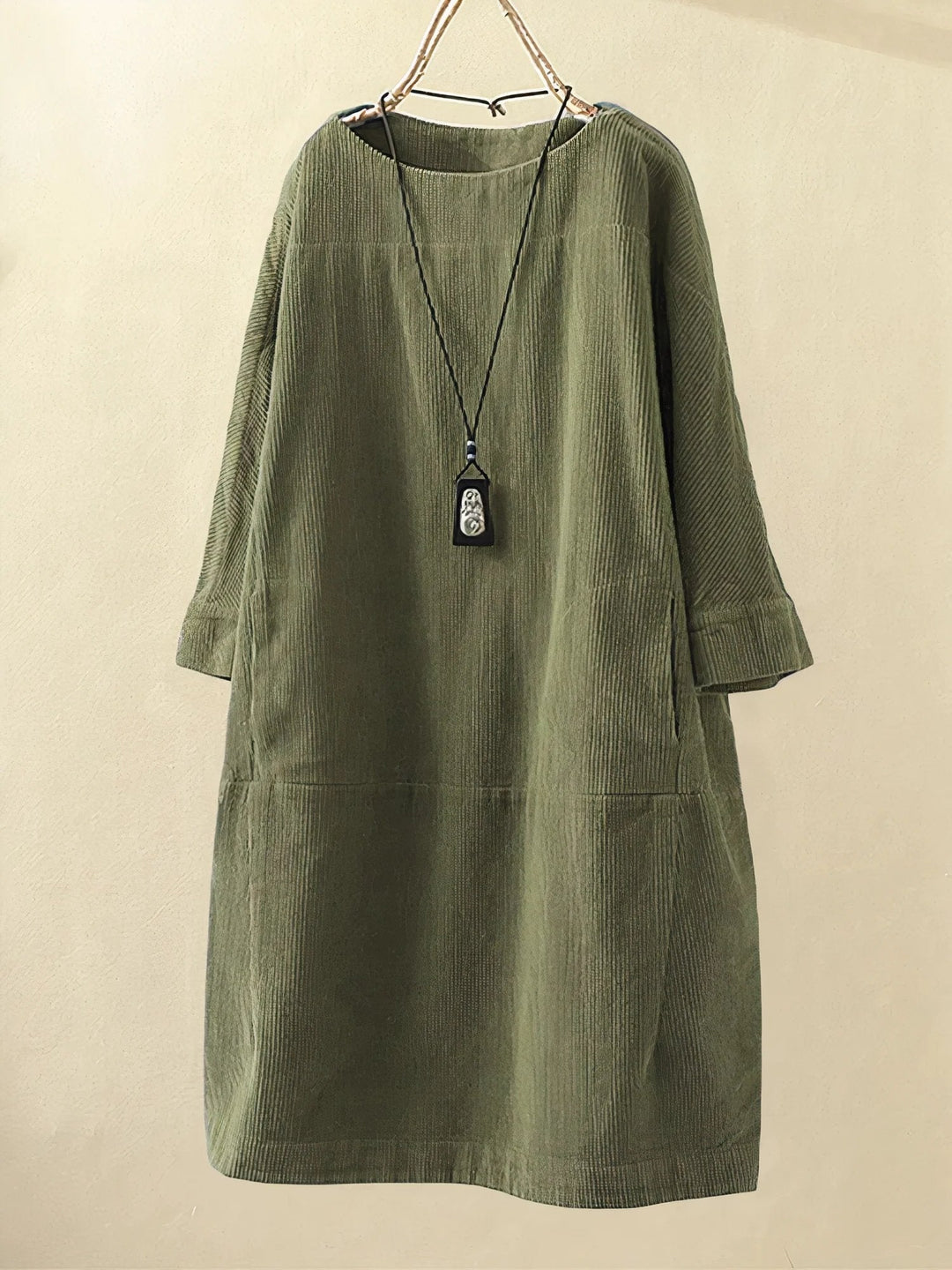 Robe en velours côtelé vert olive suspendue, manches longues, col rond, style décontracté. Mode automne-hiver, vêtement féminin élégant.
