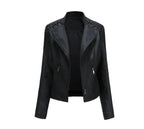 Veste en cuir noir pour femme avec fermeture éclair asymétrique, détails matelassés aux épaules, style motard moderne, mode automne-hiver.