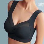 Soutien-gorge noir sans couture, design moderne, bretelles larges, confort optimal, lingerie féminine élégante, fond bleu ciel.