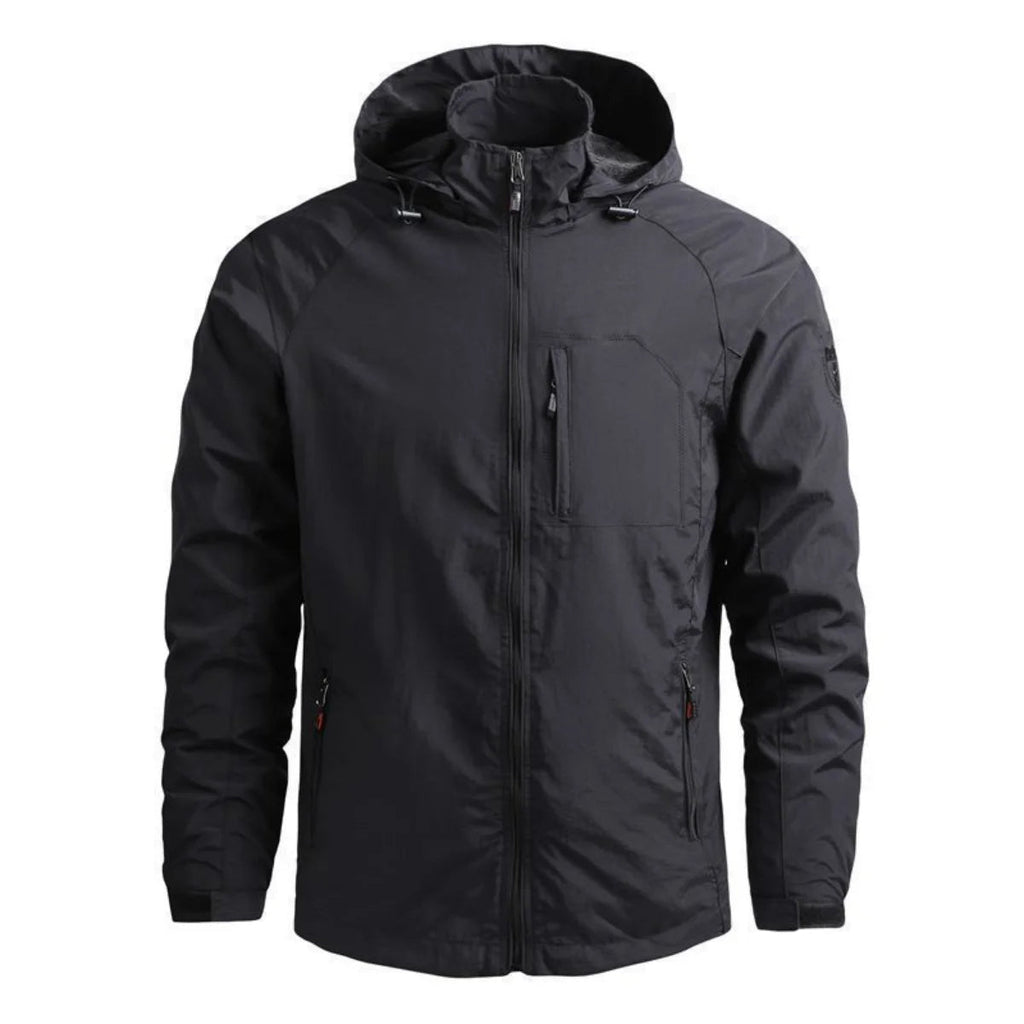 Veste noire imperméable à capuche, fermeture éclair, poches zippées, idéale pour activités extérieures, randonnée, style moderne et fonctionnel.