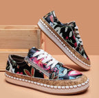 Chaussures de sport à motifs floraux colorés avec semelle en liège, posées sur fond beige. Sneakers tendance, mode, confort, style unique.