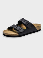 Sandale en cuir noir avec semelle en liège, deux brides ajustables, style décontracté. Chaussure confortable pour l'été et la marche.