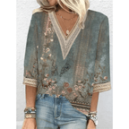 Blouse bohème chic à manches trois-quarts, motifs floraux, dentelle, col en V, portée avec un jean décontracté. Mode féminine tendance.