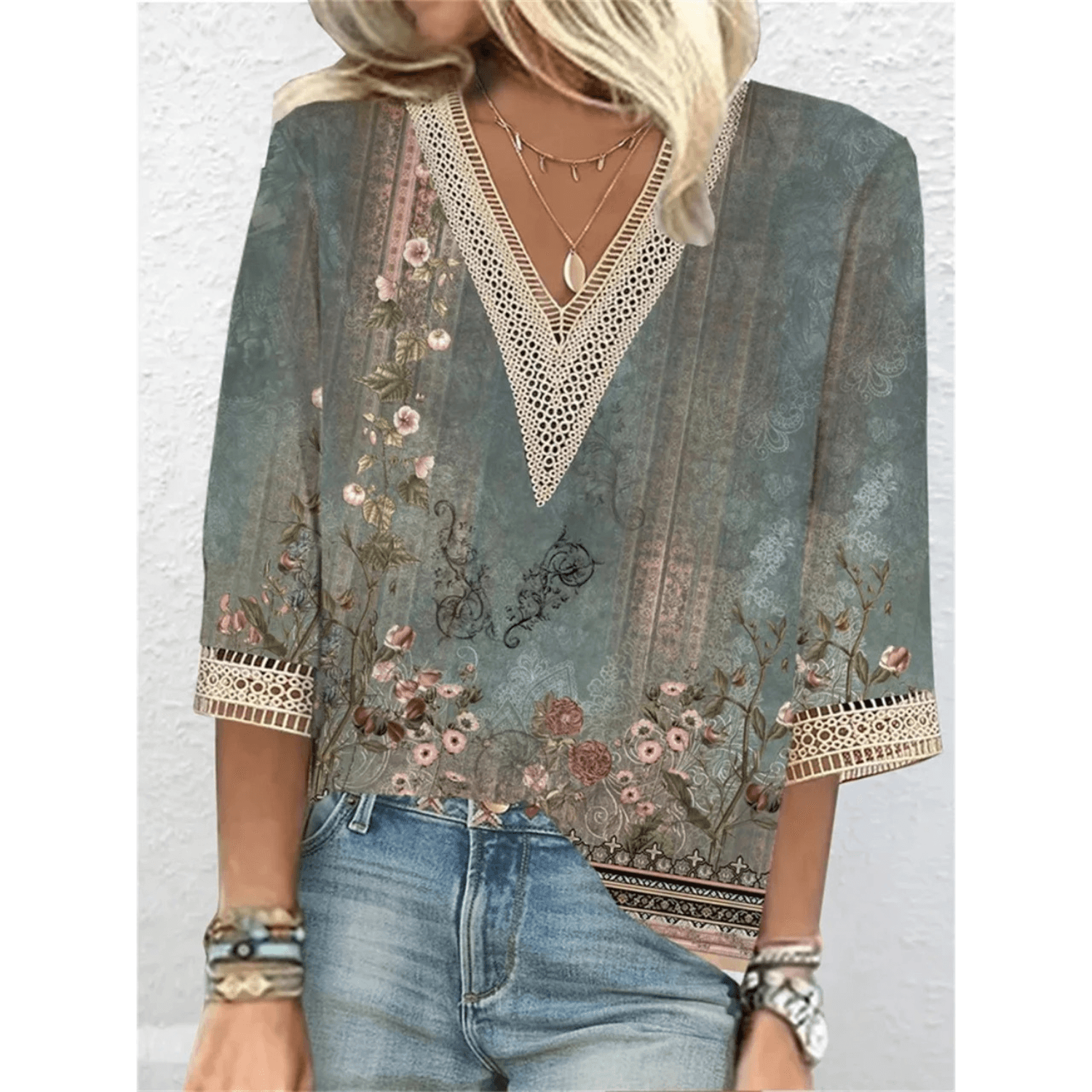 Blouse bohème chic à manches trois-quarts, motifs floraux, dentelle, col en V, portée avec un jean décontracté. Mode féminine tendance.