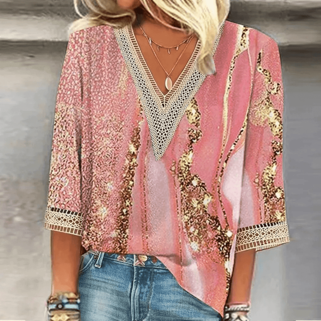 Haut rose à manches trois-quarts avec motifs dorés et dentelle, porté par une femme. Mode féminine, style décontracté, tendance chic.