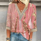 Haut rose à manches trois-quarts avec motifs dorés et dentelle, porté par une femme. Mode féminine, style décontracté, tendance chic.