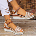 Sandales compensées femme en cuir marron et beige, ornées de perles, portées avec un jean blanc déchiré. Mode estivale élégante et tendance.