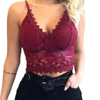 Femme portant un haut en dentelle bordeaux, bretelles fines, décolleté en V, associé à un pantalon noir. Mode féminine élégante et tendance.
