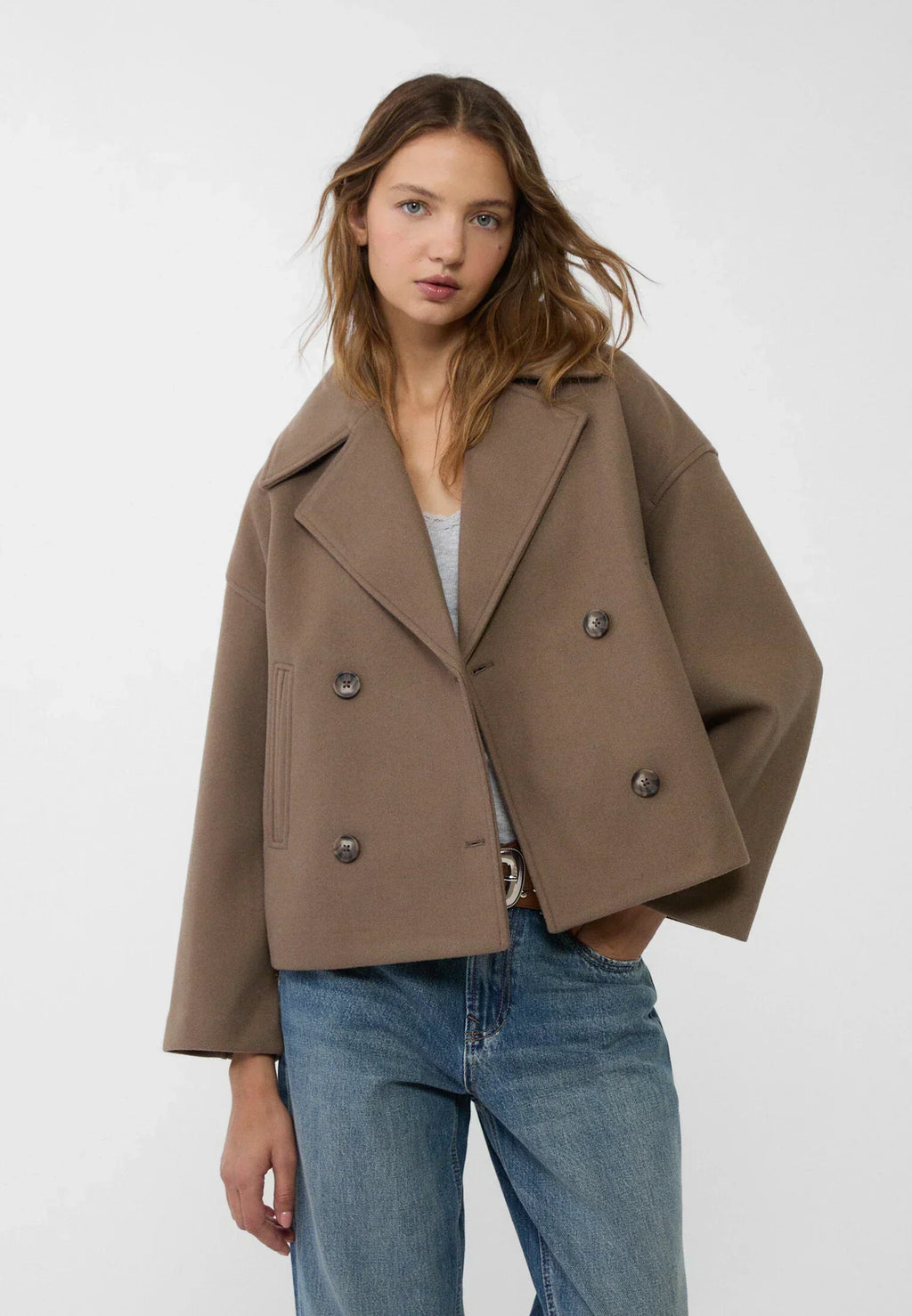 Manteau court pour femme avec double rangée de boutons et design intemporel