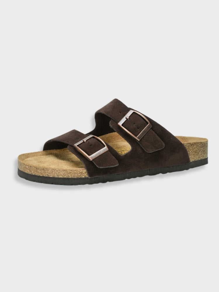 Sandale Birkenstock marron en daim avec deux brides ajustables et semelle en liège, idéale pour le confort et le style décontracté.