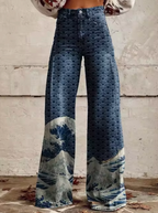 Pantalon large femme motif vague japonaise, bleu marine, style bohème, tendance mode, fond mural texturé.